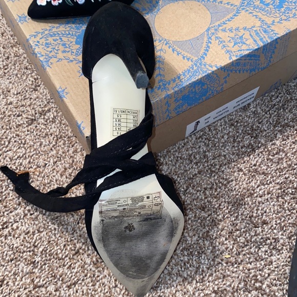 Forever 21 pointed toe heels - Picture 2 of 2